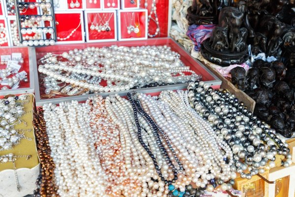 How can visitors find cost-effective souvenirs in London tourist spots?