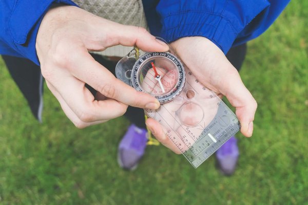 How can visitors discover hidden street art in Bristol's alleyways?